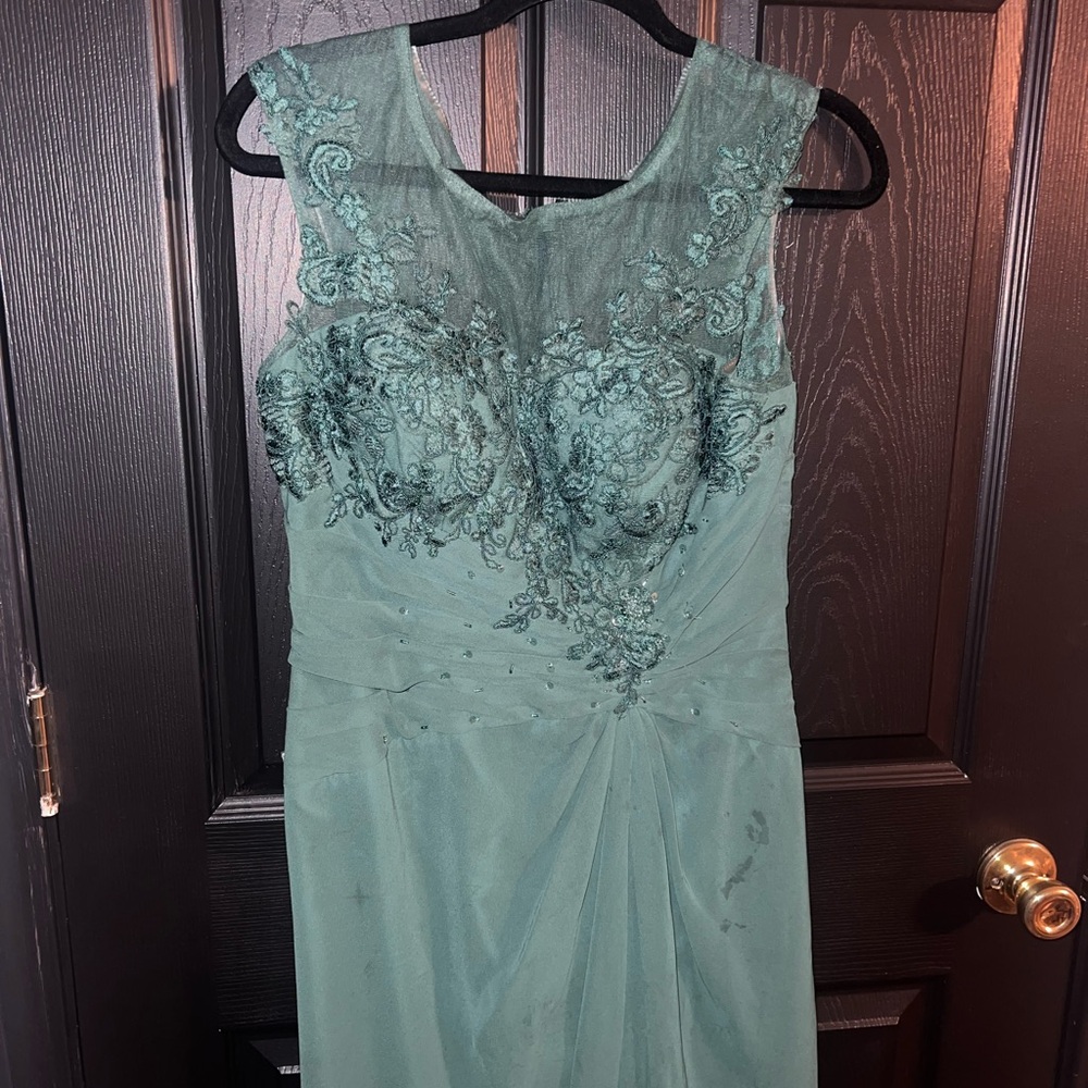 Elegant Green Lace Evening Dress